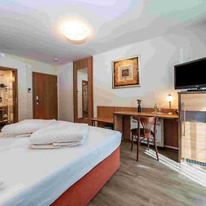 Zimmer mit Kingsize-Bett