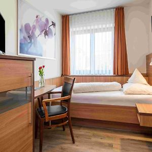 Kleines Zimmer mit zwei Einzelbetten